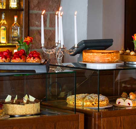Seminare-auf-der-Burg-Walter-Feil-IhrKonzept-Burg-Windeck-Kuchen-Torten-00